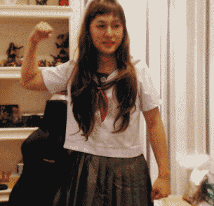 「喜闻乐见」WE战队新传统?957女装直播清纯甜美