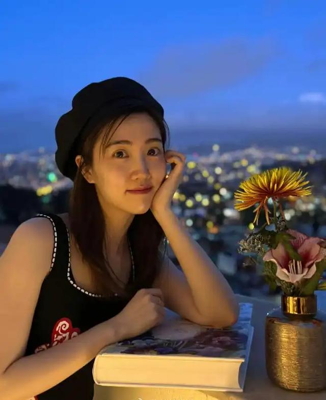 江苏卫视这个女主持人真漂亮,长腿玉足,外貌气质被赞似倪萍