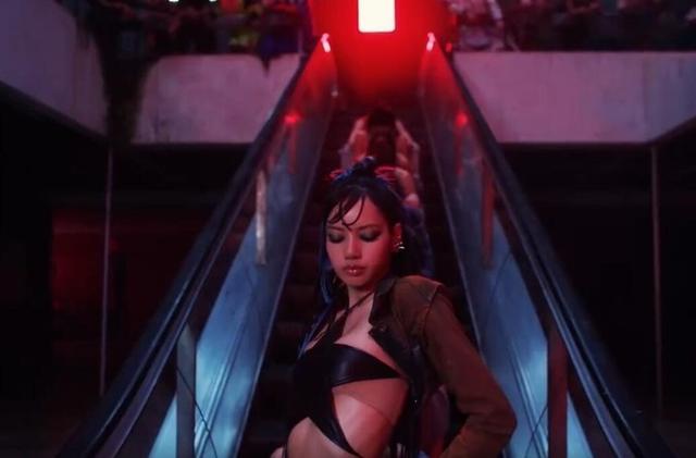 Lisa携新MV正式回归，变身“黑皮辣妹”动作辣眼，外网评论沦陷！