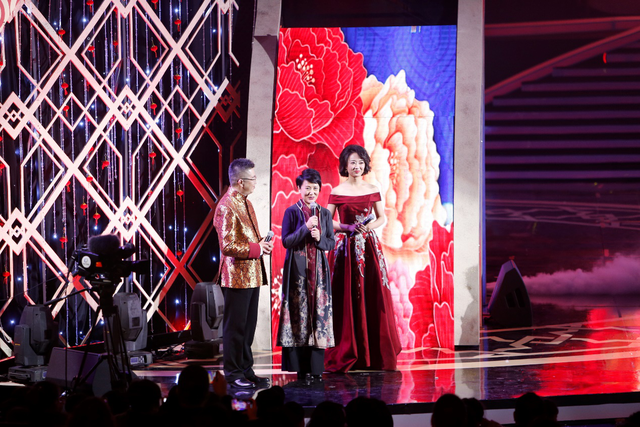 2020青岛春晚袁慧婷、向东等演唱歌曲《有点甜》,画面太甜蜜了