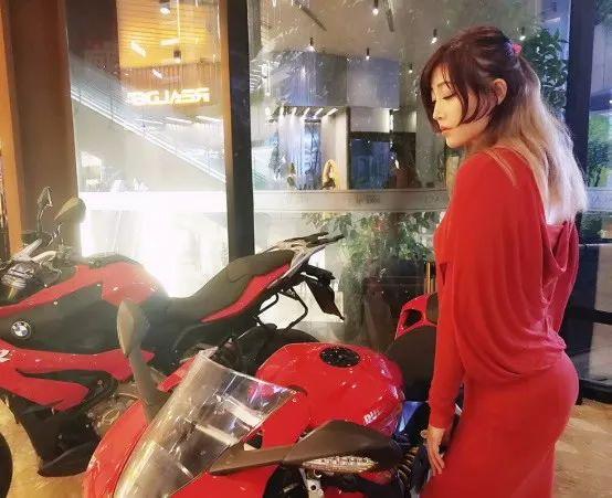 气质绝佳、唱歌又好听的主播怎能错过?