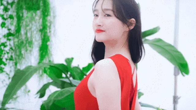 关晓彤豹纹皮裙热舞，野性之美惊艳全场内娱第一“腿精”当之无愧