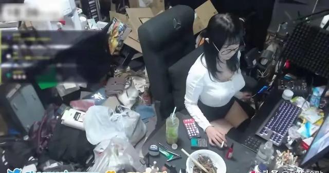 这就是你们的女神?女主播房间脏得像“猪圈”,上厕所直接用尿壶