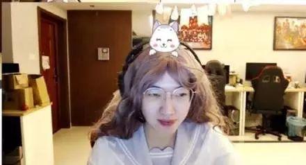 「喜闻乐见」WE战队新传统?957女装直播清纯甜美