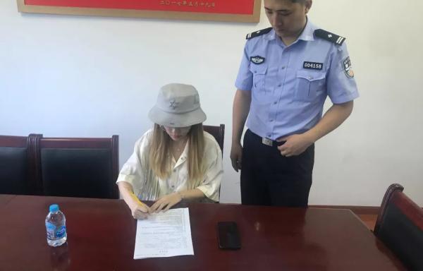 “天天举报我,你们是自己人吗?”女主播直播驾车被网友举报
