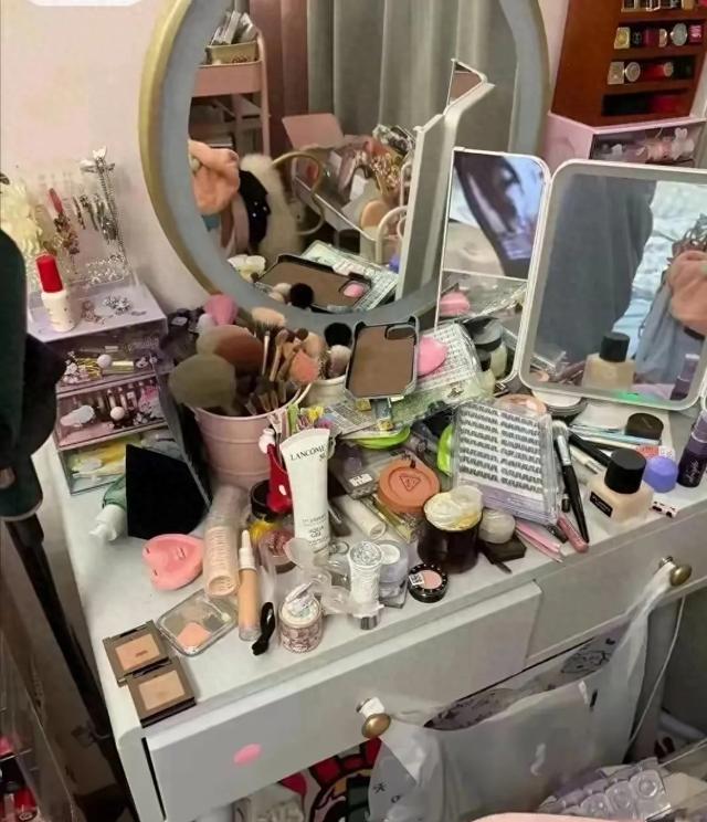 这就是你们的女神?女主播房间脏得像“猪圈”,上厕所直接用尿壶