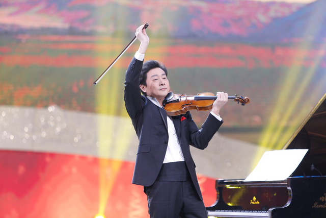 2020青岛春晚袁慧婷、向东等演唱歌曲《有点甜》,画面太甜蜜了