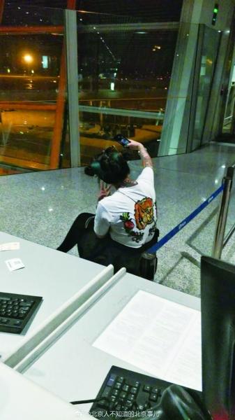 「气愤」女主播误机殴打工作人员 却直播“被欺负”又哭又笑