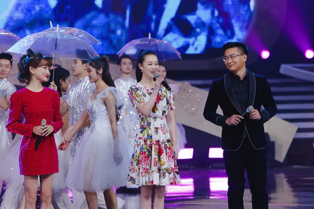 2020青岛春晚袁慧婷、向东等演唱歌曲《有点甜》,画面太甜蜜了