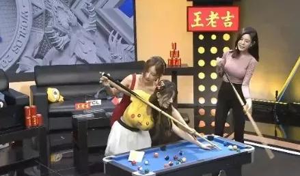 二台女主播秀腿玩游戏成流量密码,官方出手最为致命