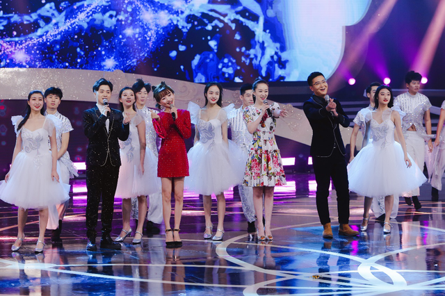 2020青岛春晚袁慧婷、向东等演唱歌曲《有点甜》,画面太甜蜜了