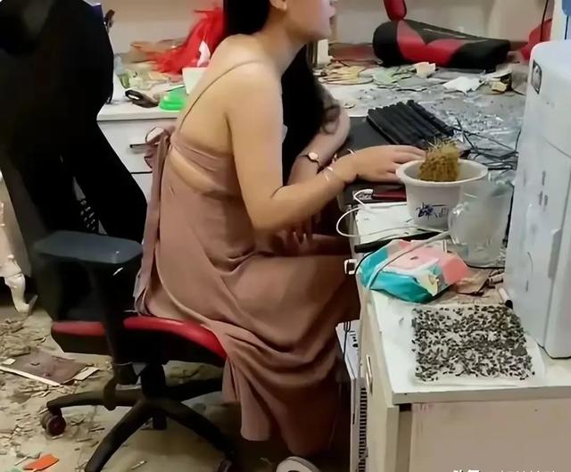 这就是你们的女神?女主播房间脏得像“猪圈”,上厕所直接用尿壶