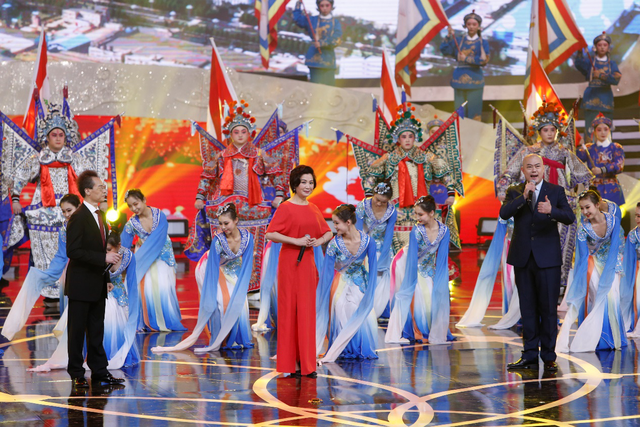 2020青岛春晚袁慧婷、向东等演唱歌曲《有点甜》,画面太甜蜜了