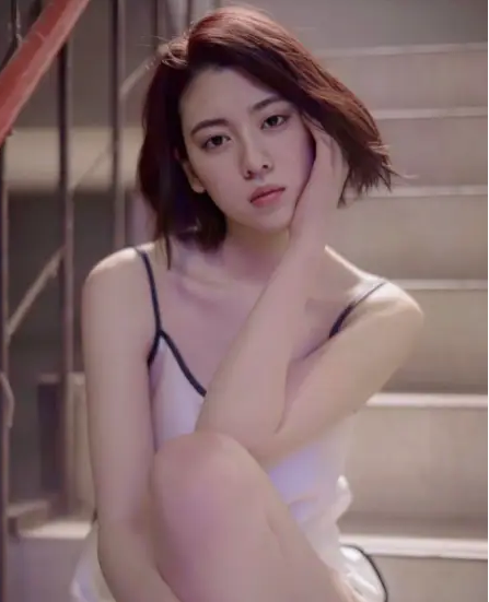 “性感女神”三吉彩花亮相棒球场!紧身皮裤小蛮腰,又美又飒