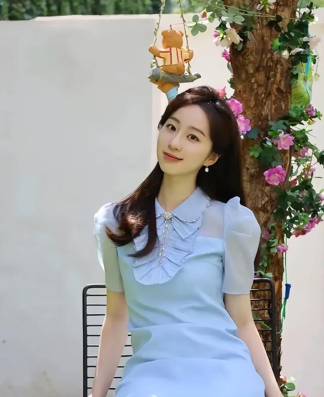 央视新晋美女主持人,娇小玲珑,清纯可爱,美若天仙