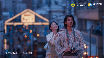 “性感女神”三吉彩花亮相棒球场!紧身皮裤小蛮腰,又美又飒