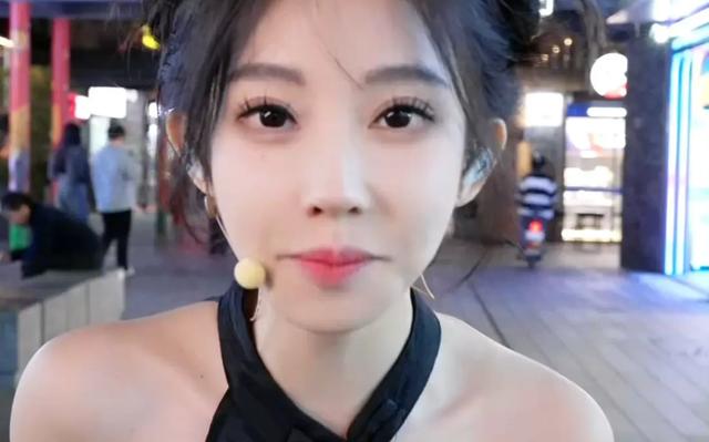 冯提莫尺度越来越大,直播洗头又走光?网友:怎么养的变化这么大