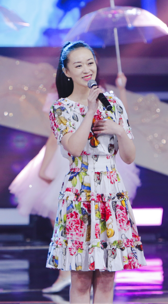 2020青岛春晚袁慧婷、向东等演唱歌曲《有点甜》,画面太甜蜜了