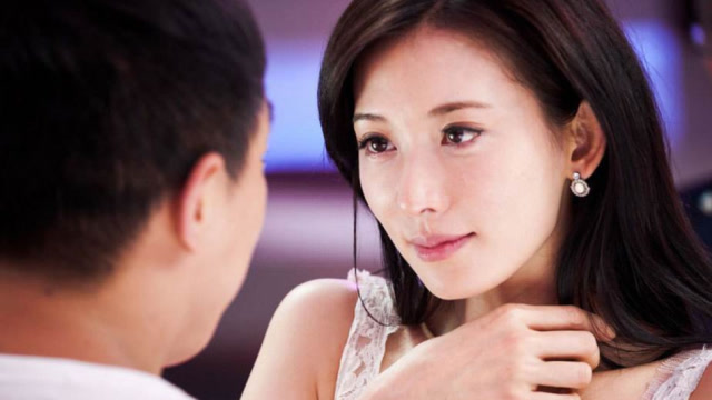 “性感女神”三吉彩花亮相棒球场!紧身皮裤小蛮腰,又美又飒