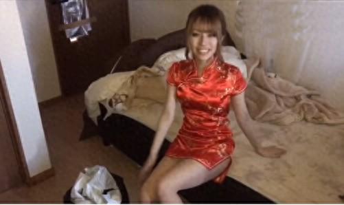 网红女星试穿旗袍,原本高端优雅的礼服,网红能穿出一股风尘感