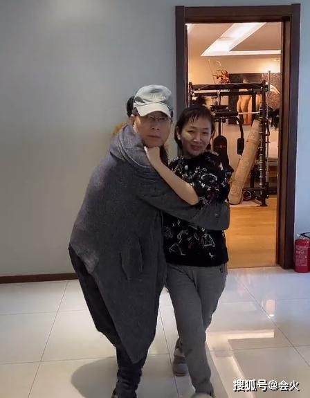 前央视导演王为念浑身扎针似被电击?身体不适还与已婚女主持热舞