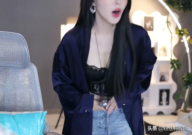 苏恩复播展示“潮流”裙子,好身材小蛮腰尽显,透露仍会留在斗鱼