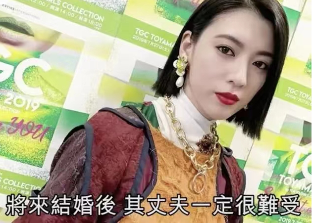 “性感女神”三吉彩花亮相棒球场!紧身皮裤小蛮腰,又美又飒