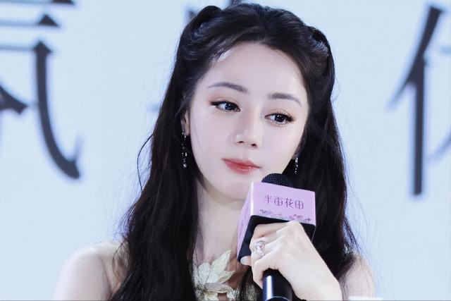 迪丽热巴上海机场变T台?网友:风衣鲨我!广州直播倒计时开启
