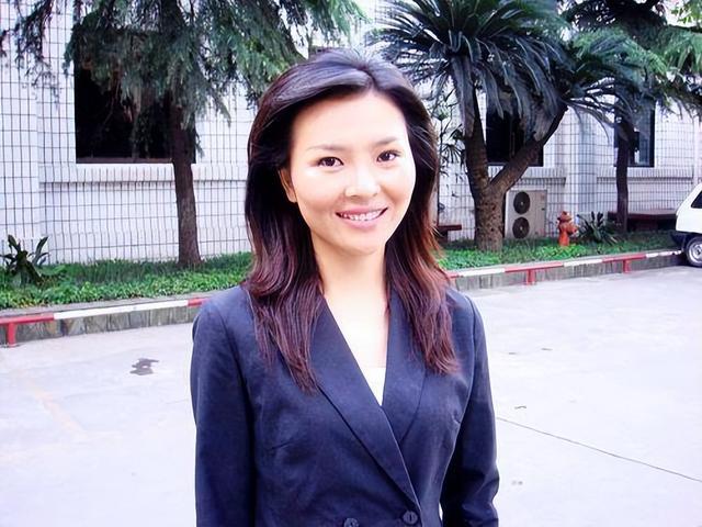 2008年,那个播报汶川地震时流泪的女主播宁远,如今怎么样了?