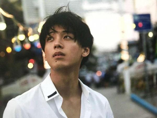 “性感女神”三吉彩花亮相棒球场!紧身皮裤小蛮腰,又美又飒