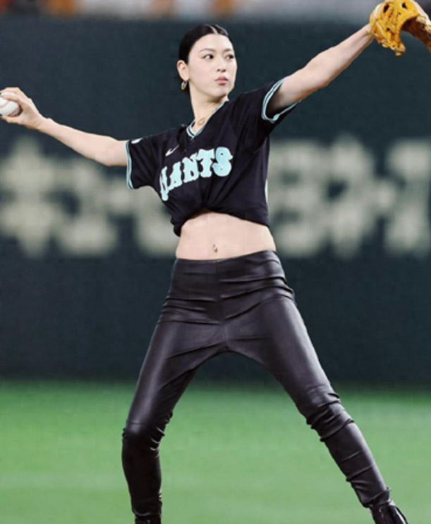 “性感女神”三吉彩花亮相棒球场!紧身皮裤小蛮腰,又美又飒
