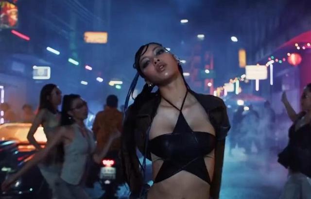 Lisa携新MV正式回归，变身“黑皮辣妹”动作辣眼，外网评论沦陷！