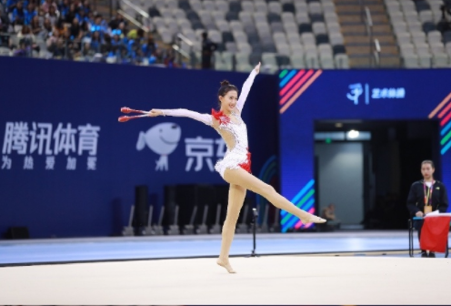 王者荣耀冬季冠军杯又有美女主持,肤白貌美高材生,还会艺术体操