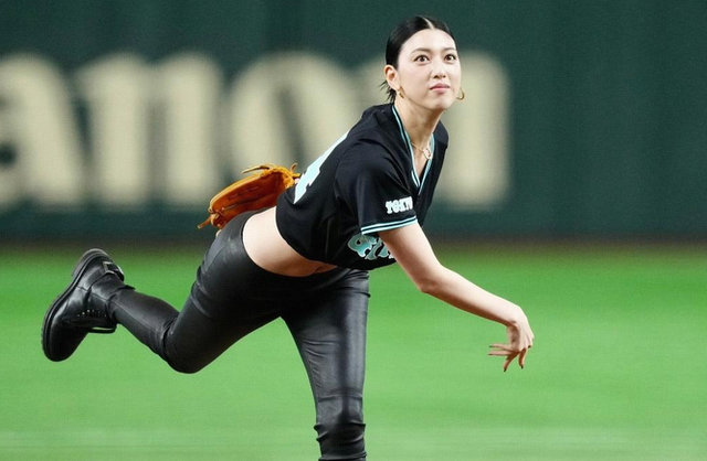 “性感女神”三吉彩花亮相棒球场!紧身皮裤小蛮腰,又美又飒