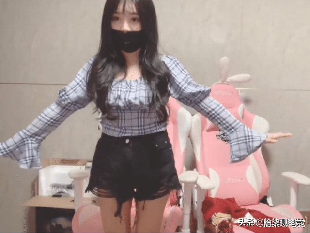 小团团在度露脸为水友展示身材:主要是我的胸大,所以才显得壮