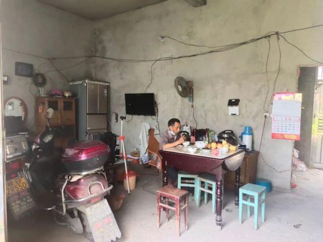 尘肺病晚期男子直播唱歌半年,账户里只多了3.85元:想“最后再燃烧一把”