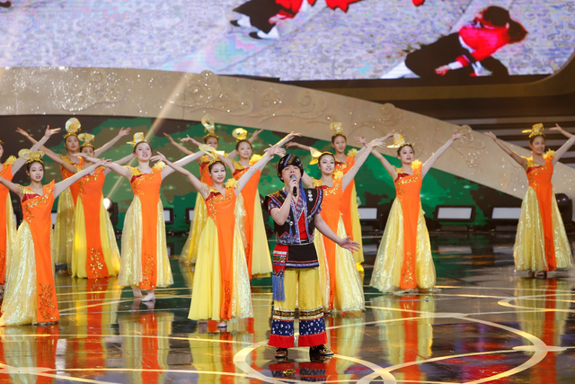2020青岛春晚袁慧婷、向东等演唱歌曲《有点甜》,画面太甜蜜了