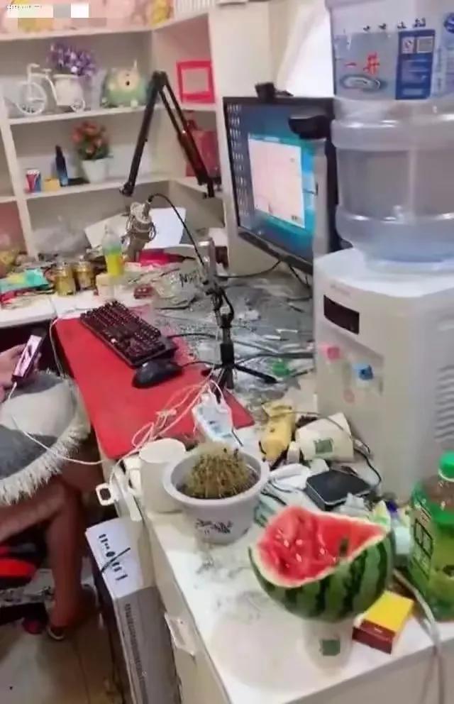这就是你们的女神?女主播房间脏得像“猪圈”,上厕所直接用尿壶