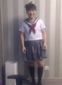 「喜闻乐见」WE战队新传统?957女装直播清纯甜美