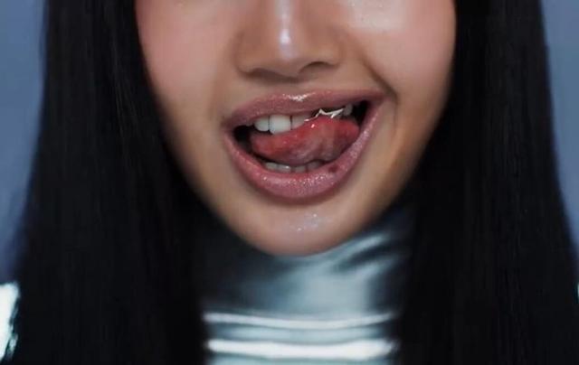 Lisa携新MV正式回归，变身“黑皮辣妹”动作辣眼，外网评论沦陷！