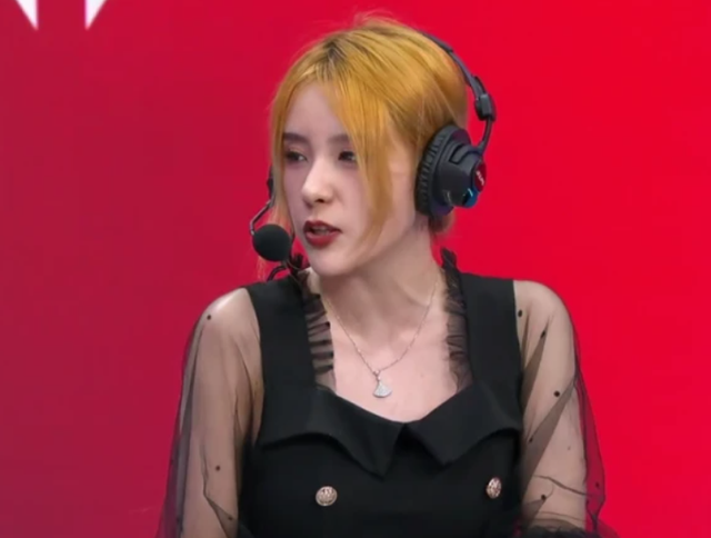 LPL三大美女主持亮相,小钰神情低落,替Rookie担心,张导独宠她