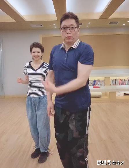 前央视导演王为念浑身扎针似被电击?身体不适还与已婚女主持热舞