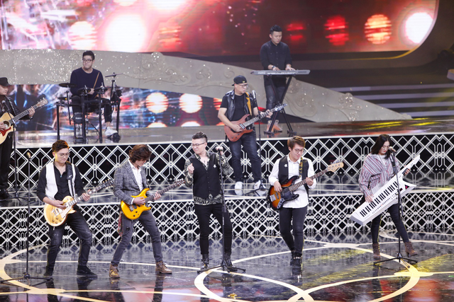 2020青岛春晚袁慧婷、向东等演唱歌曲《有点甜》,画面太甜蜜了