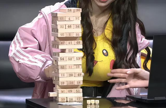 二台女主播秀腿玩游戏成流量密码,官方出手最为致命
