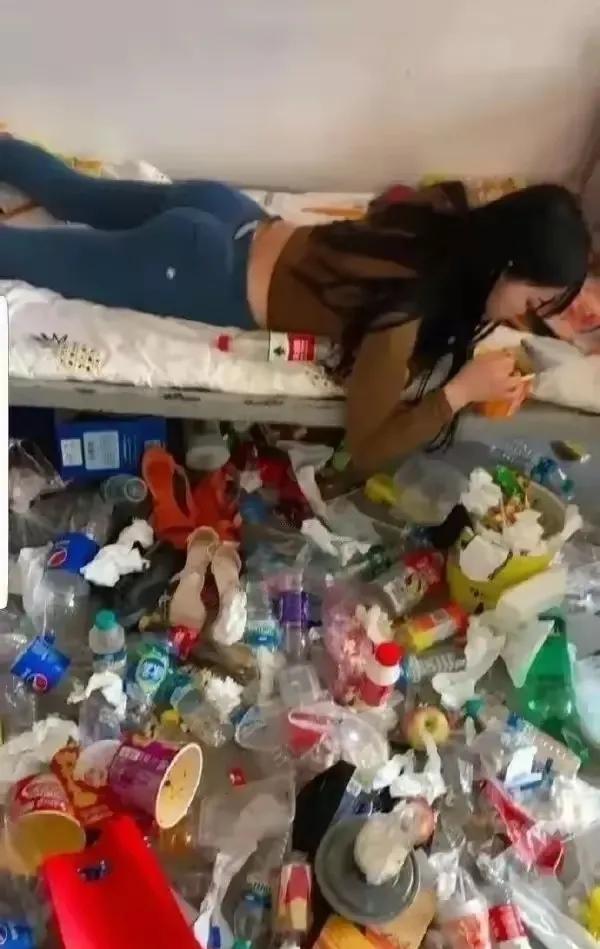 这就是你们的女神?女主播房间脏得像“猪圈”,上厕所直接用尿壶