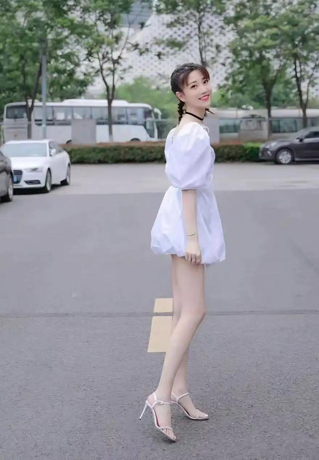 江苏卫视这个女主持人真漂亮,长腿玉足,外貌气质被赞似倪萍