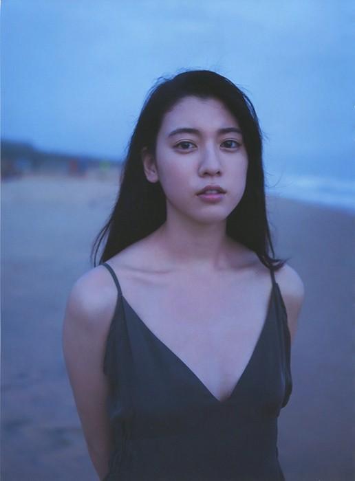 “性感女神”三吉彩花亮相棒球场!紧身皮裤小蛮腰,又美又飒