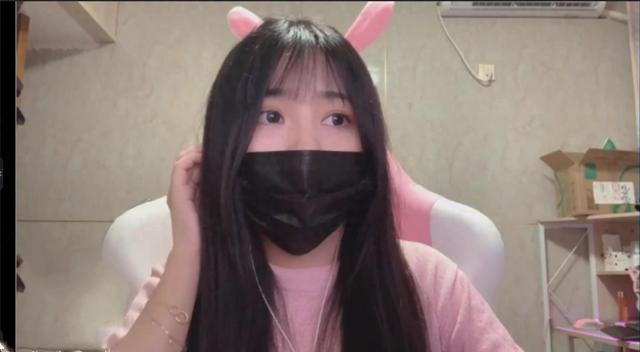 呆妹儿沦为擦边主播!为热度直播健身,多次“刻意走光”惨遭警告