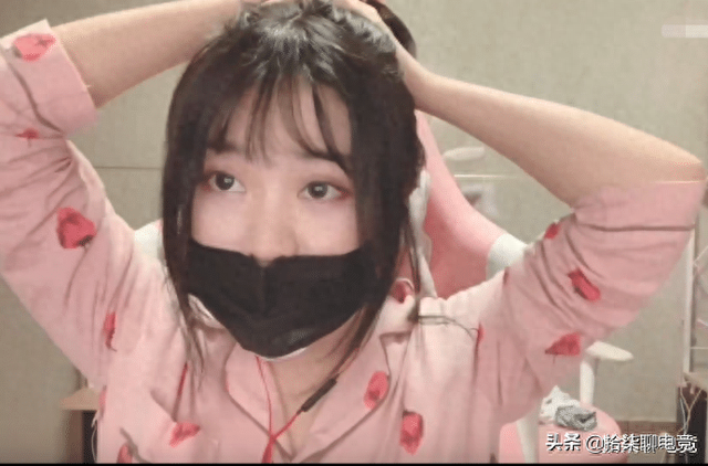 小团团在度露脸为水友展示身材:主要是我的胸大,所以才显得壮