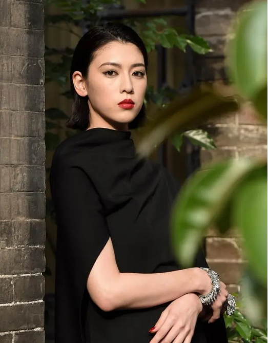 “性感女神”三吉彩花亮相棒球场!紧身皮裤小蛮腰,又美又飒